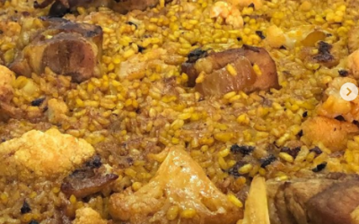 Arroz con col, costillas y ajos tiernos
