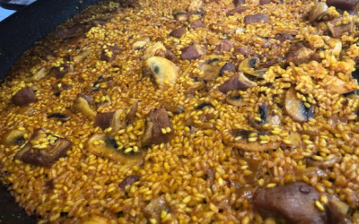 Arroz con secreto, champiñones y ajos tiernos