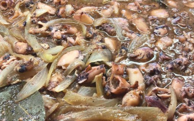 Chipirón encebollado